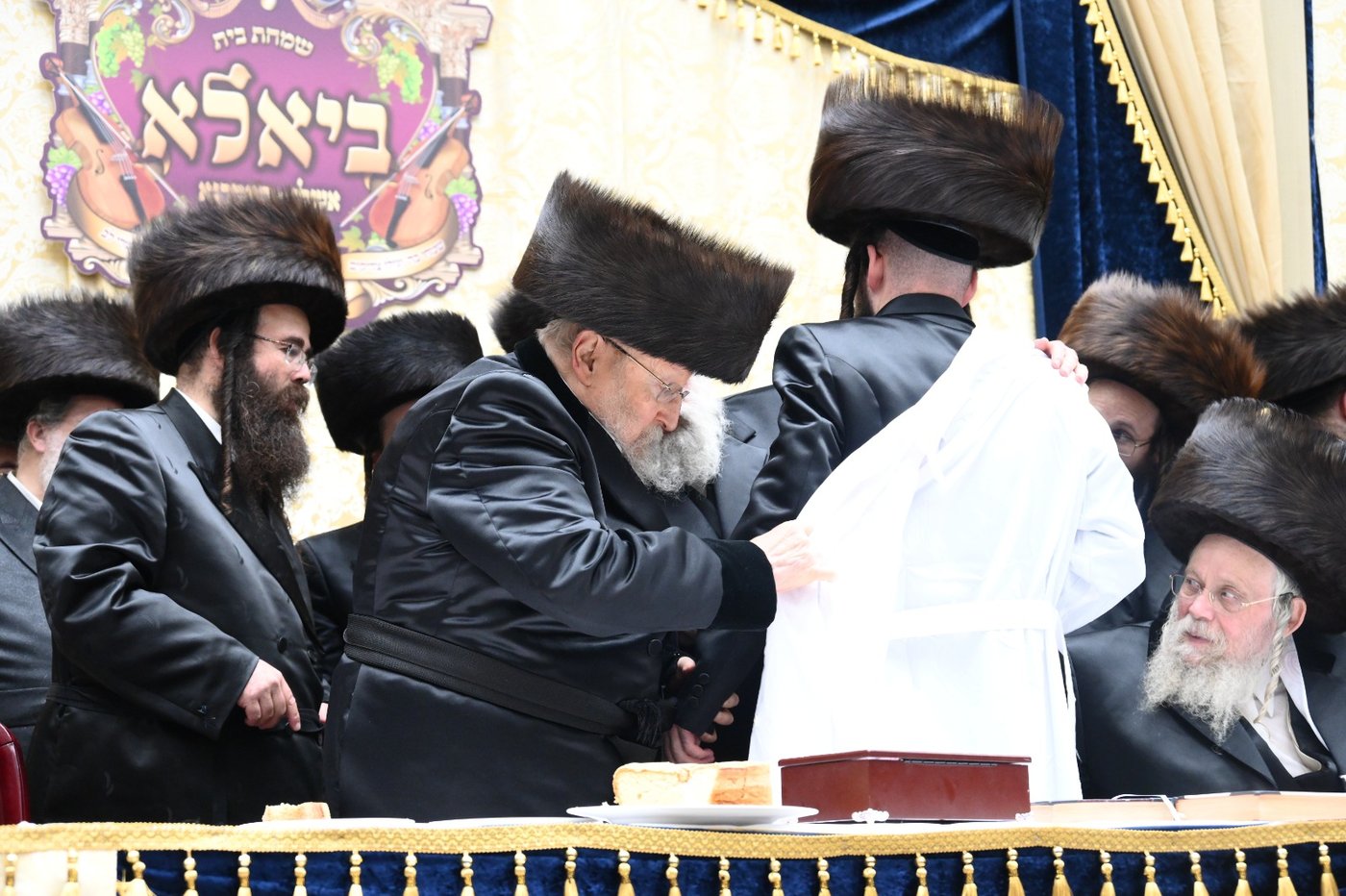 תיעוד: שמחת החתונה בחצרות ביאלא - אשלג - קאמרנא