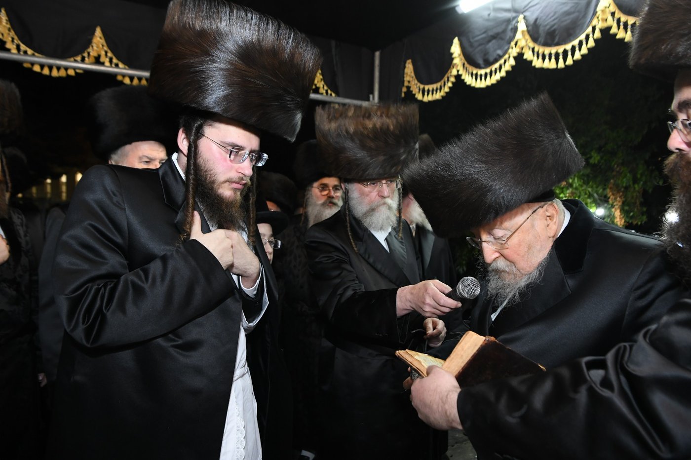 תיעוד: שמחת החתונה בחצרות ביאלא - אשלג - קאמרנא