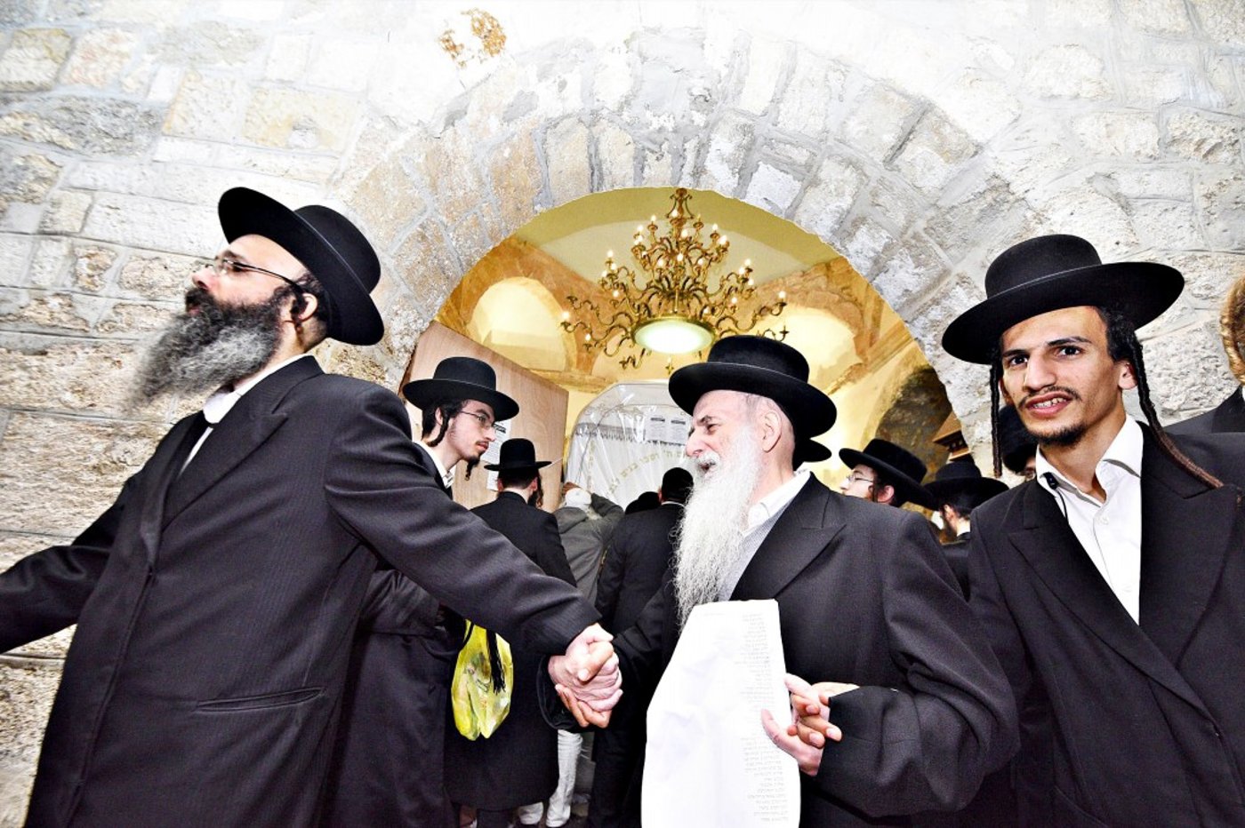 המונים פקדו את קברה של 'מאמע רחל' • תיעוד נרחב