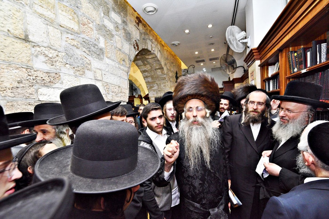 המונים פקדו את קברה של 'מאמע רחל' • תיעוד נרחב