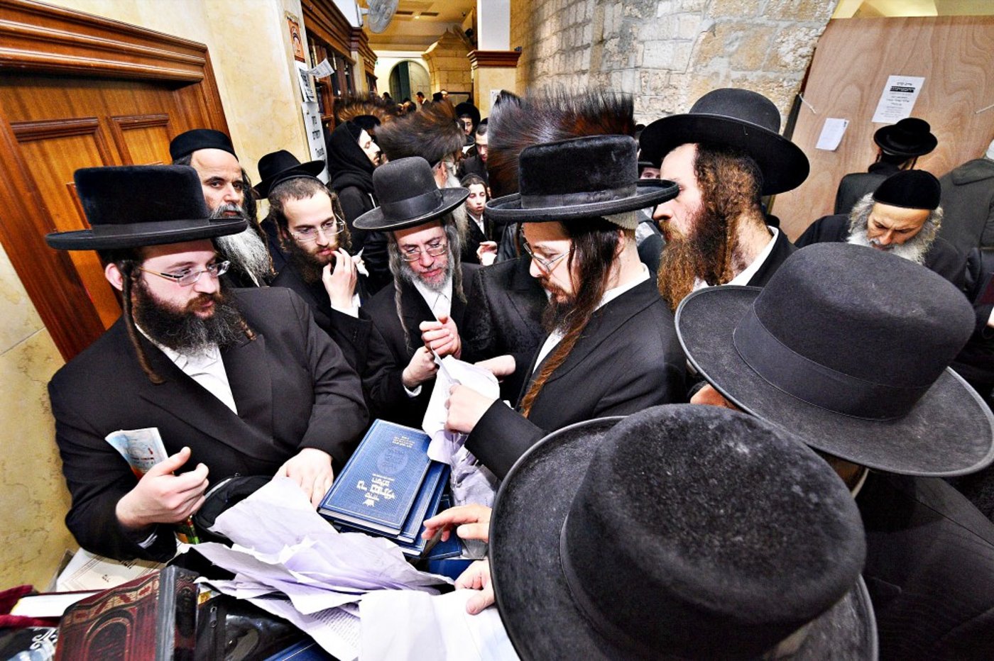 המונים פקדו את קברה של 'מאמע רחל' • תיעוד נרחב