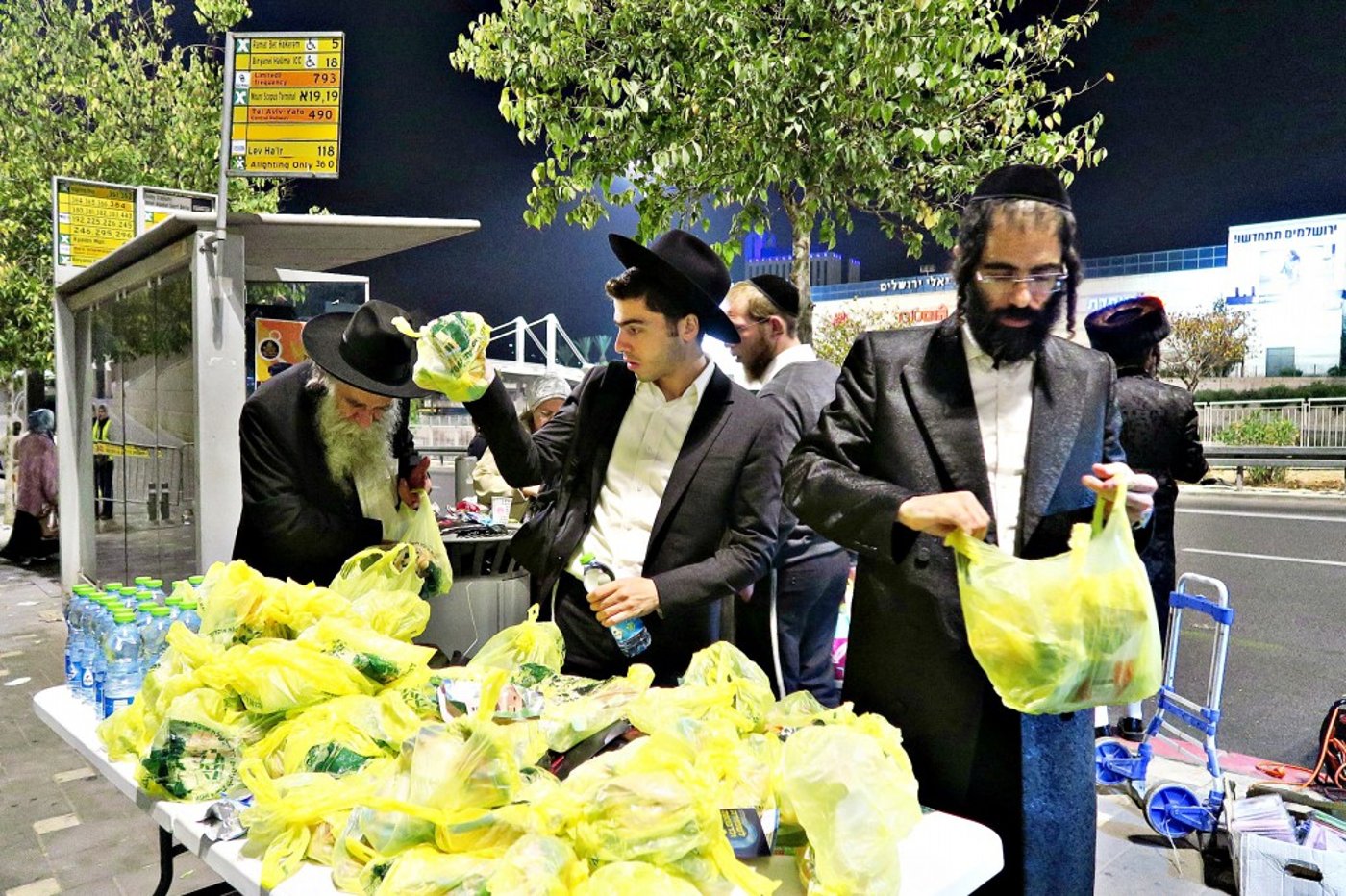 המונים פקדו את קברה של 'מאמע רחל' • תיעוד נרחב