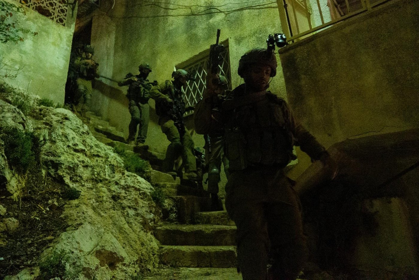 תיעוד: לוחמי צה"ל ושב"כ עצרו שמונה מבוקשים ביו"ש