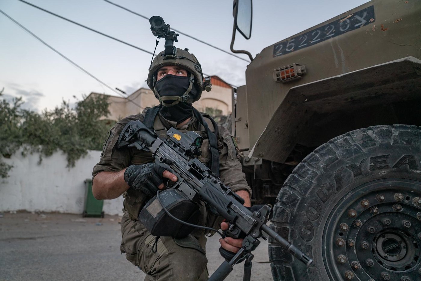 מקבלי האות: עלות השחר, שובר גלים ו'פעולות עלומות'