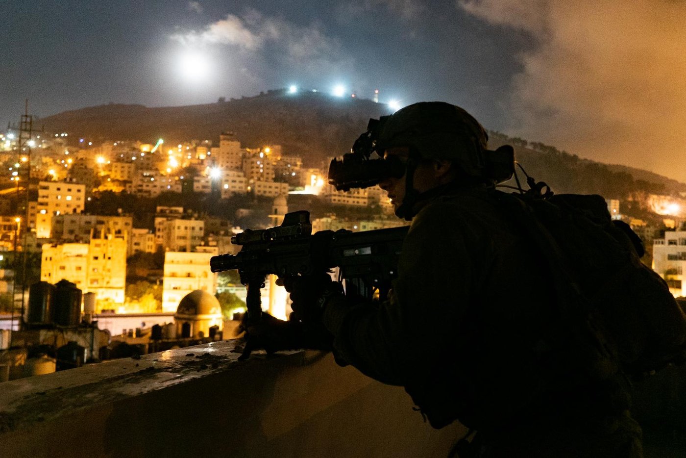 מקבלי האות: עלות השחר, שובר גלים ו'פעולות עלומות'