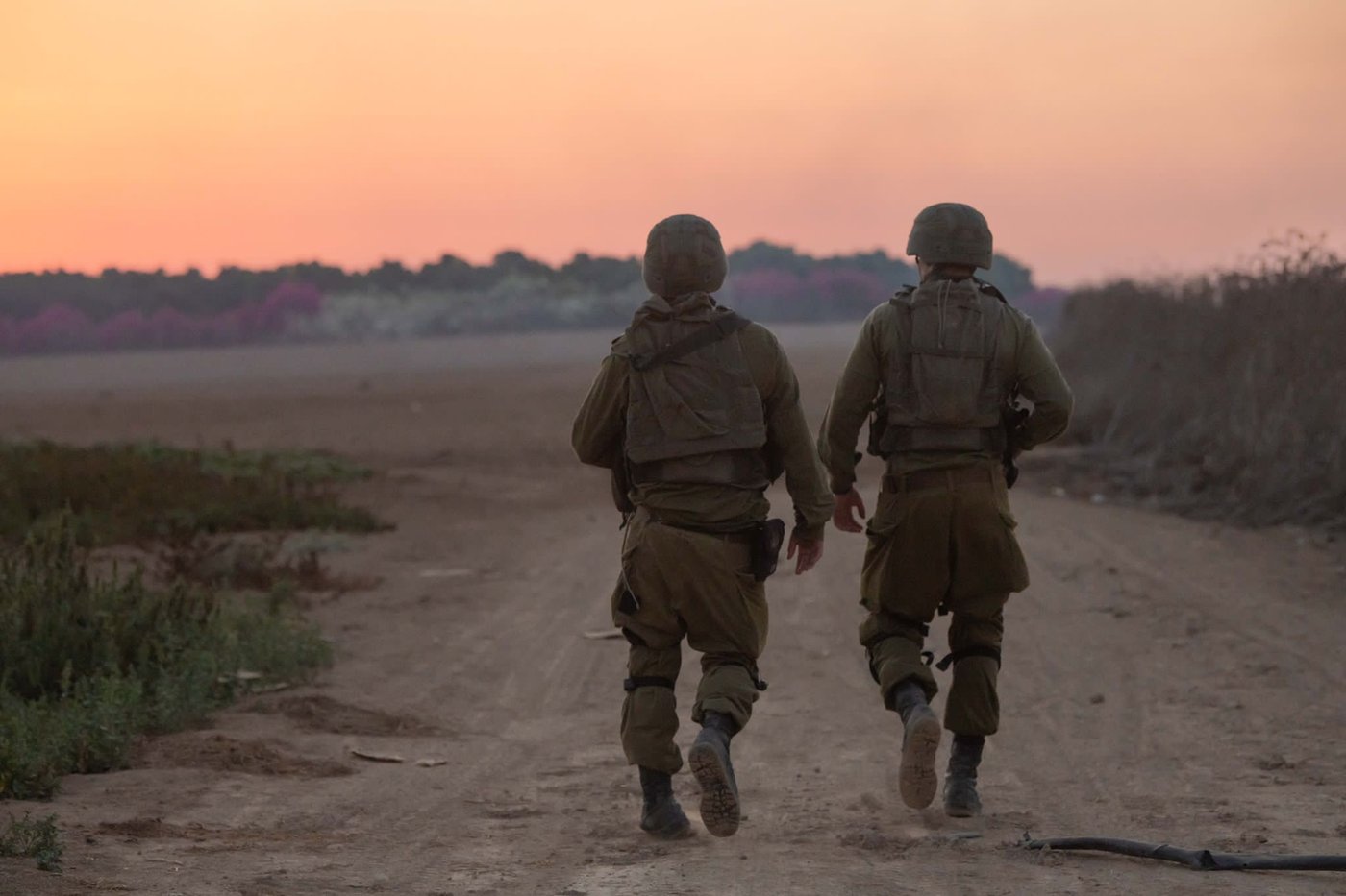 מקבלי האות: עלות השחר, שובר גלים ו'פעולות עלומות'