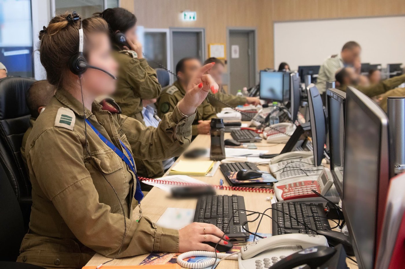 מקבלי האות: עלות השחר, שובר גלים ו'פעולות עלומות'