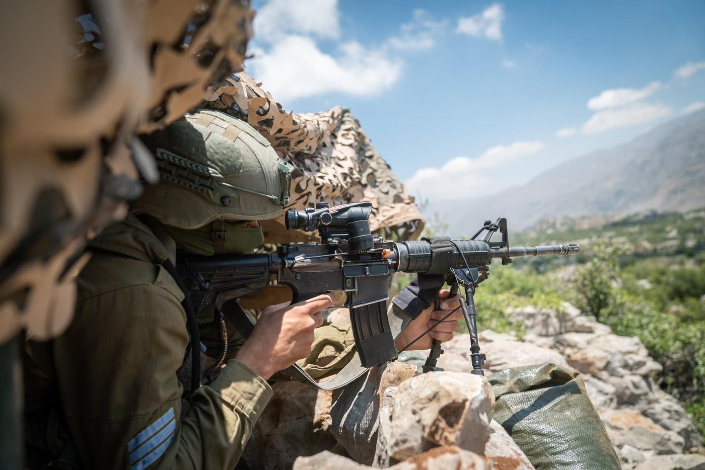 מקבלי האות: עלות השחר, שובר גלים ו'פעולות עלומות'