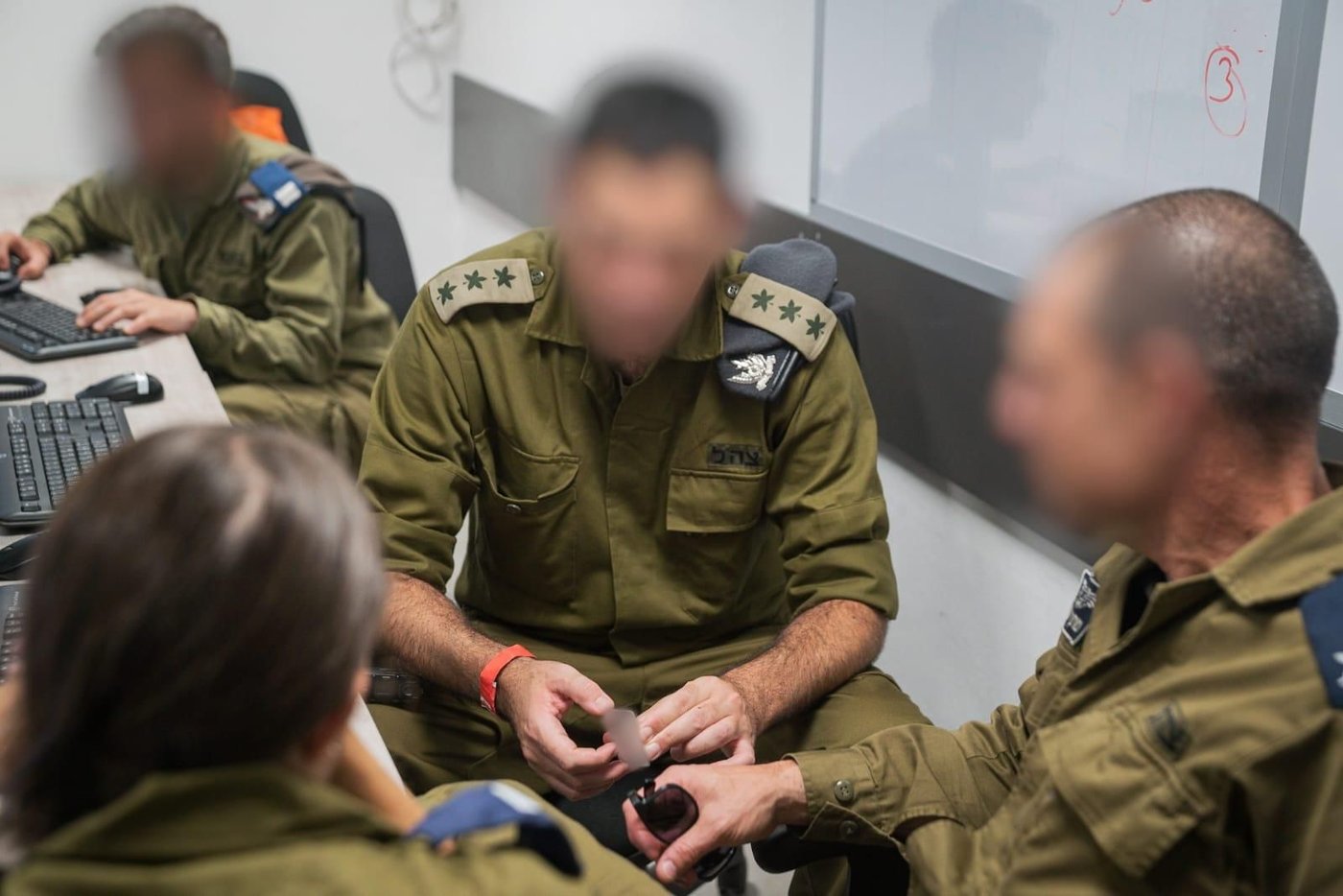 מקבלי האות: עלות השחר, שובר גלים ו'פעולות עלומות'