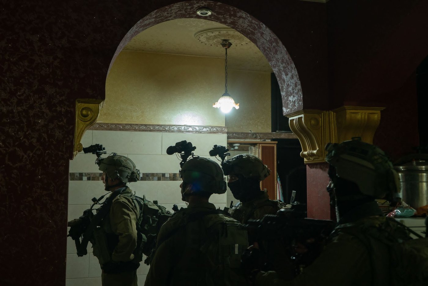 תיעוד לילי: לוחמי צה"ל ושב"כ במעצר מבוקשים ביו"ש