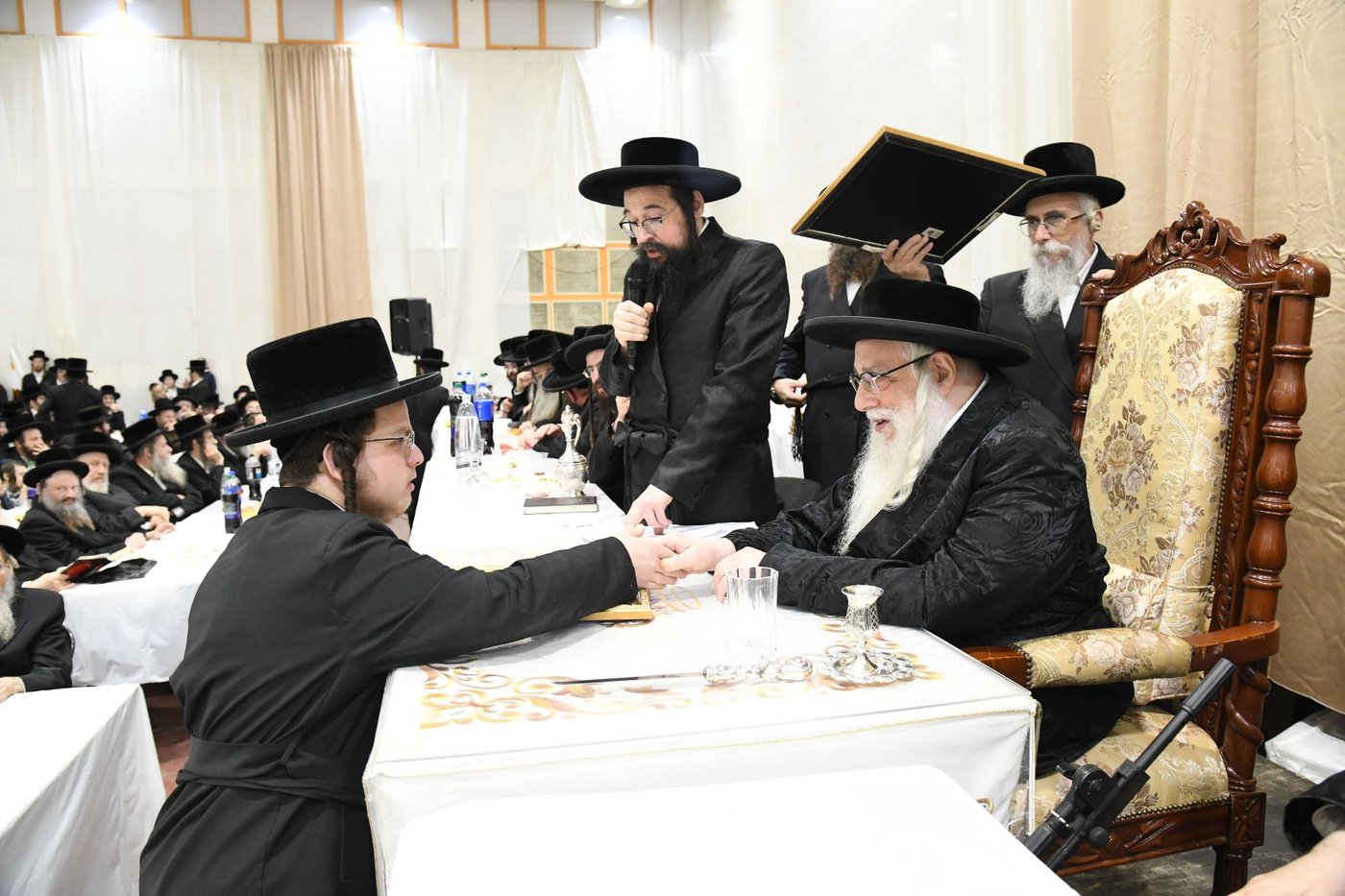 בצאנז ערכו מעמד 'ושננתם' לבחורים המצטיינים
