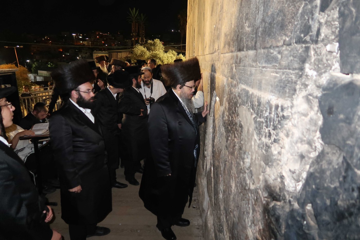 הרבי מבוסטון התפלל במערת המכפלה וערך מלווה מלכה