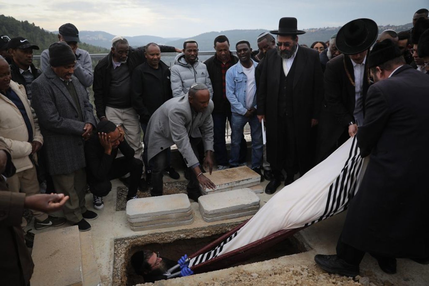 הפצוע אנוש הובא למנוחות בלוויה כאובה: "הצער ימשיך ללות אותנו" | צפו