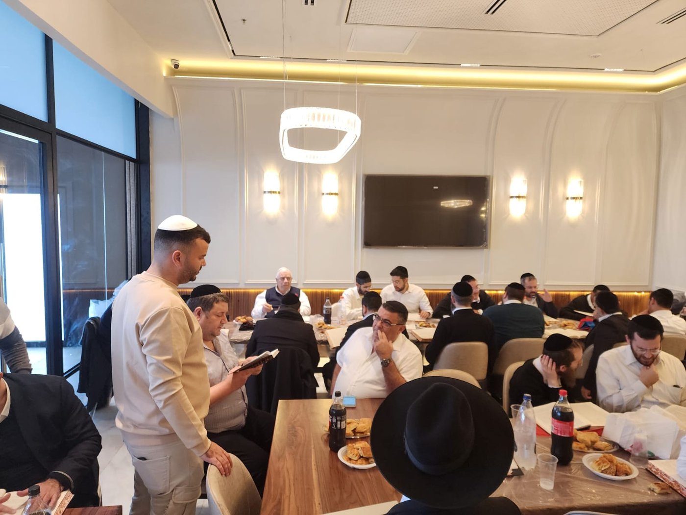 אברכי הכולל פתחו את המסעדה הירושלמית הגדולה בעיר