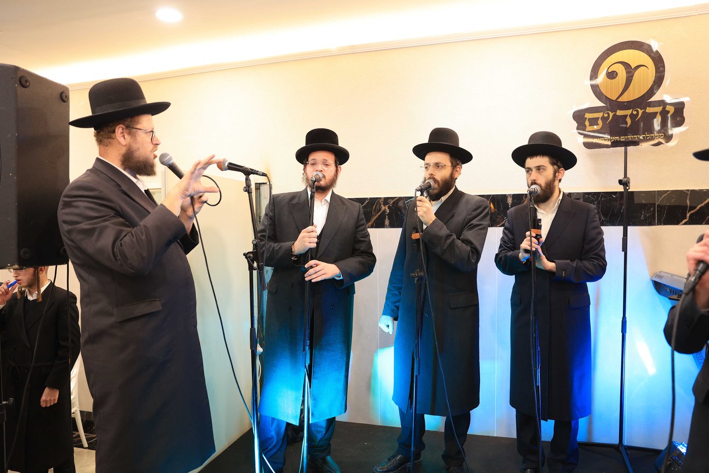 בראשות הרבי: בחורי ישיבת קאסוב ויז'ניץ סיימו מסכת