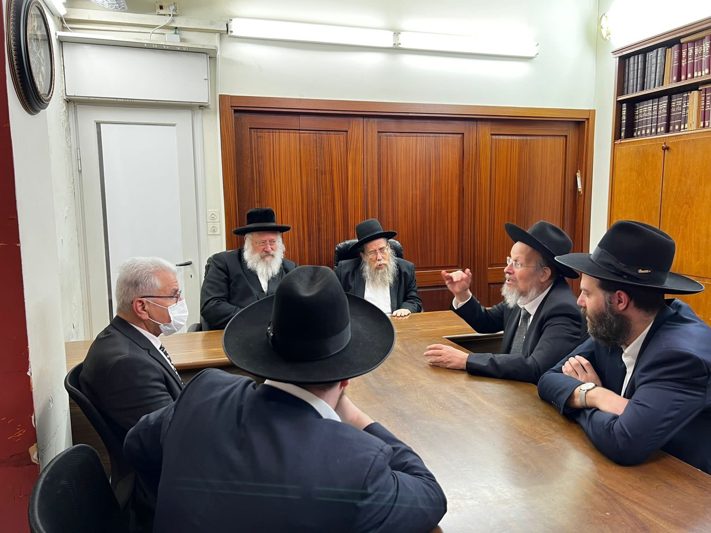 את הביקור פתחו הפרויקטור וצוותו בלשכת רבני העיר.