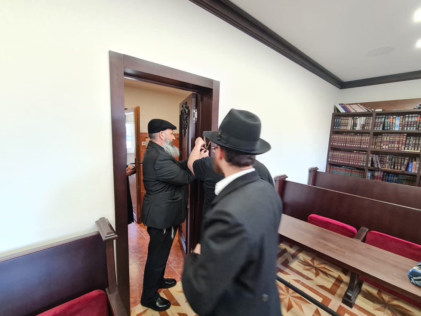 סמוך לציון האדמו"ר השני מחב"ד: שיפוץ בית הכנסת הסתיים • צפו