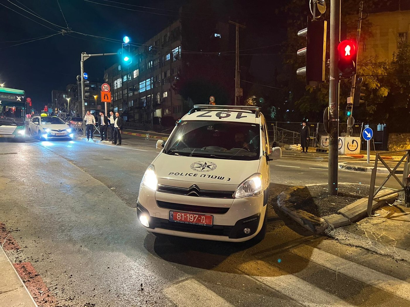 עמודי תאורה חדשים בבר אילן - הוצתו; המשטרה חוקרת