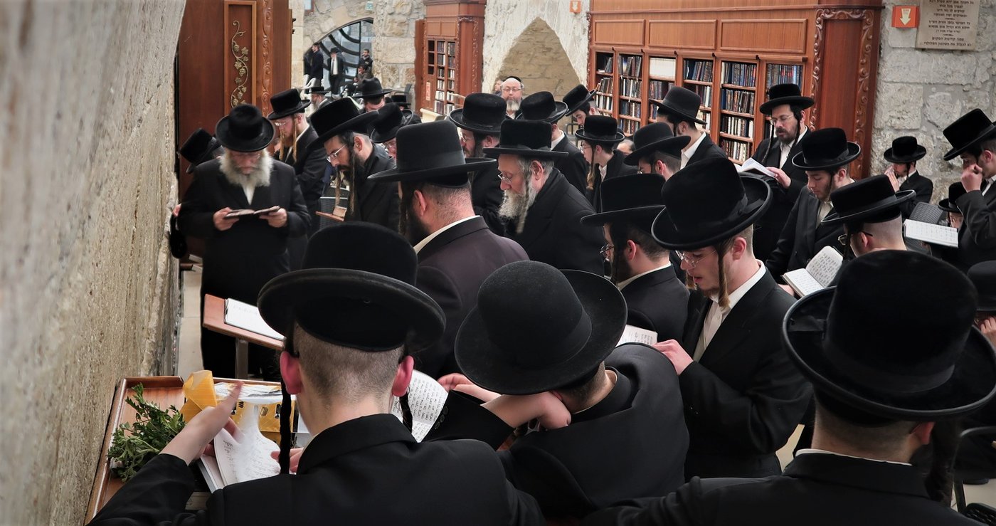 לרגל חתונת בנו: הרבי מזוועהיל התפלל בכותל המערבי