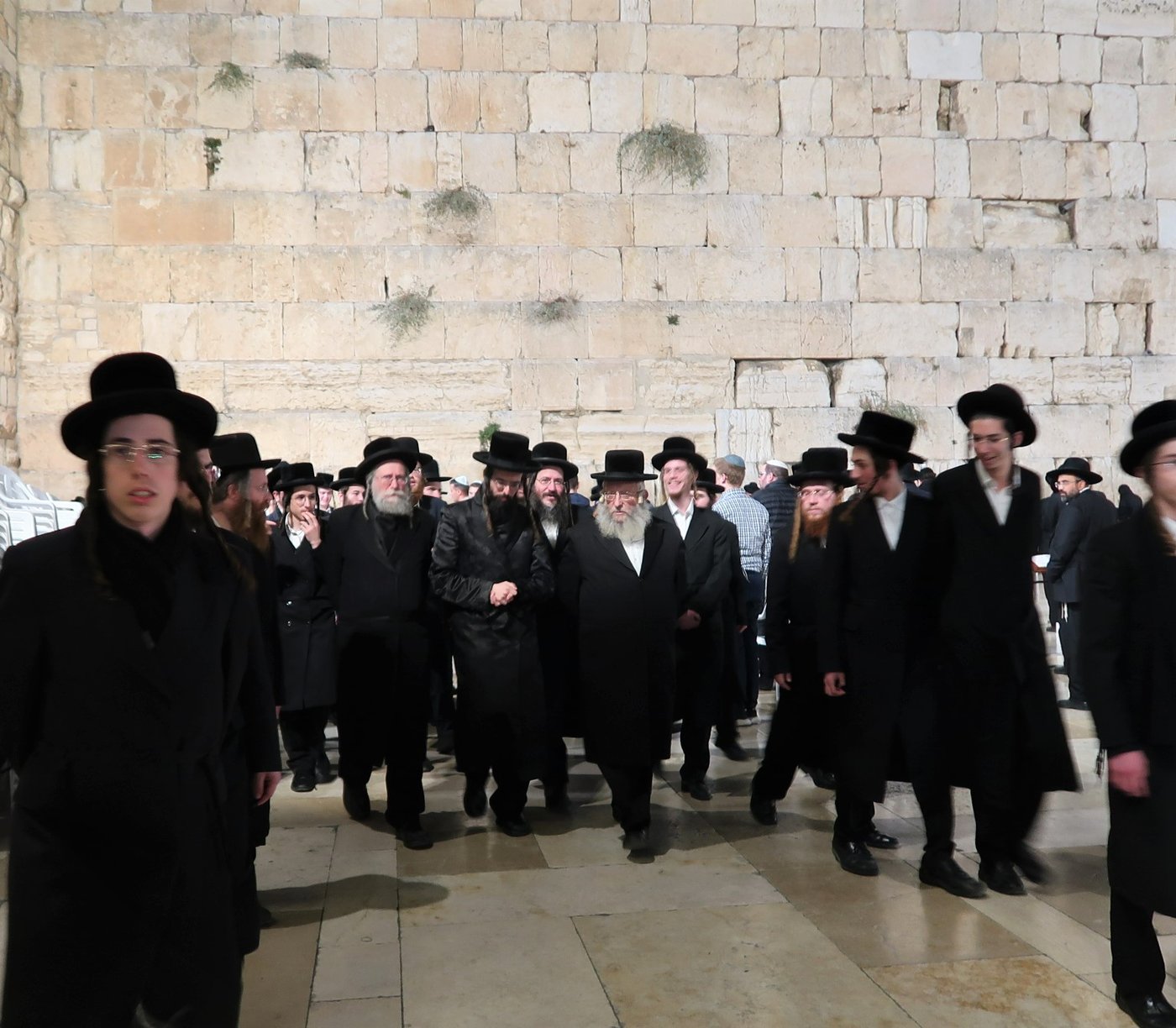 לרגל חתונת בנו: הרבי מזוועהיל התפלל בכותל המערבי