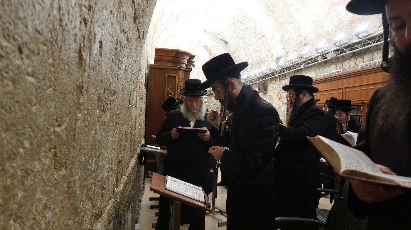 לרגל חתונת בנו: הרבי מזוועהיל התפלל בכותל המערבי