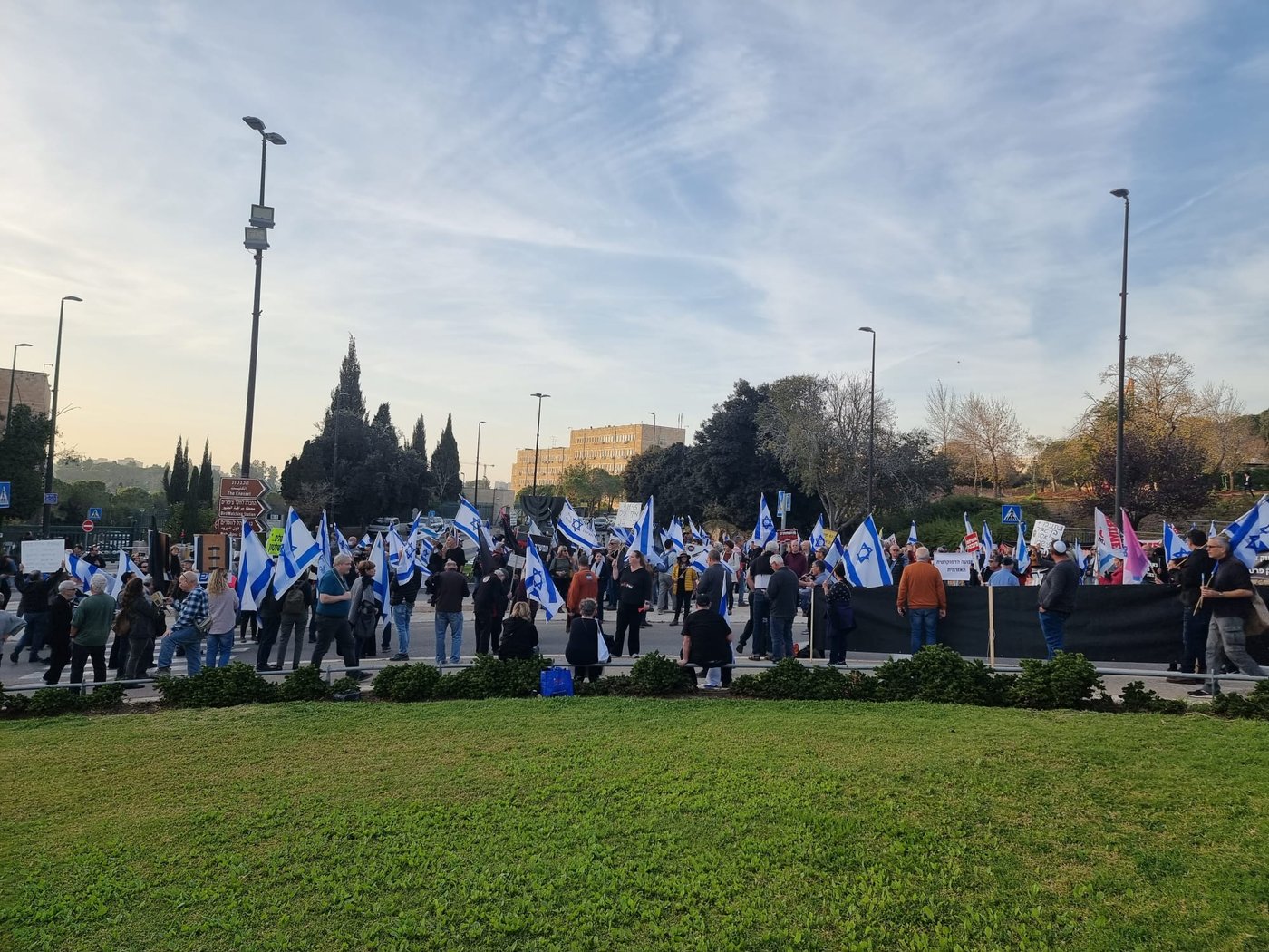 לא מקבלים את דין הבוחר: עשרות מפגינים מחוץ לכנסת