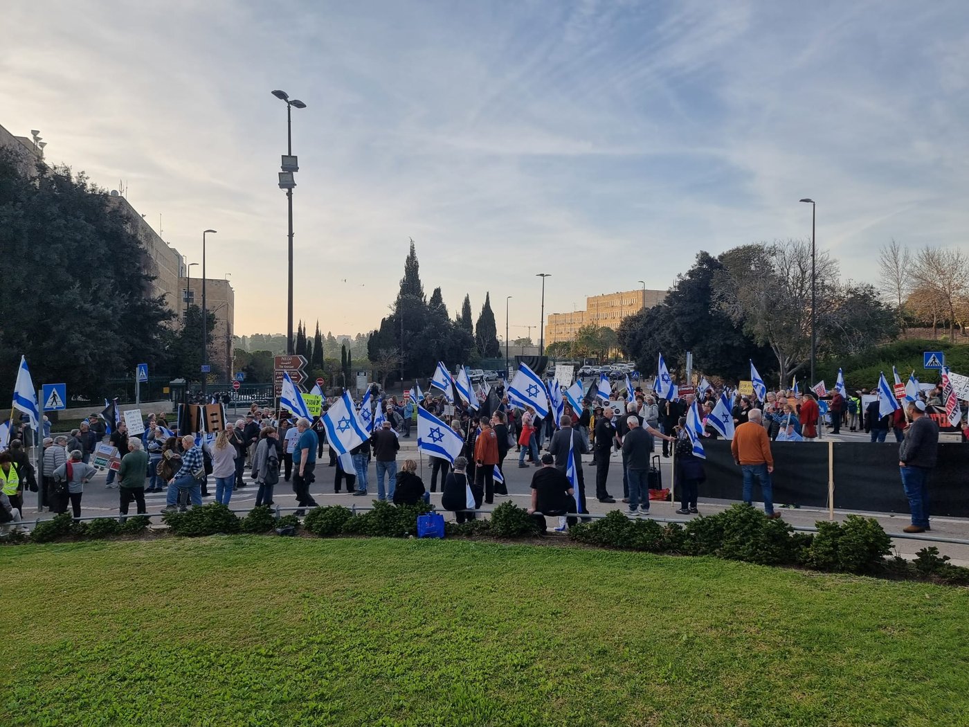 לא מקבלים את דין הבוחר: עשרות מפגינים מחוץ לכנסת