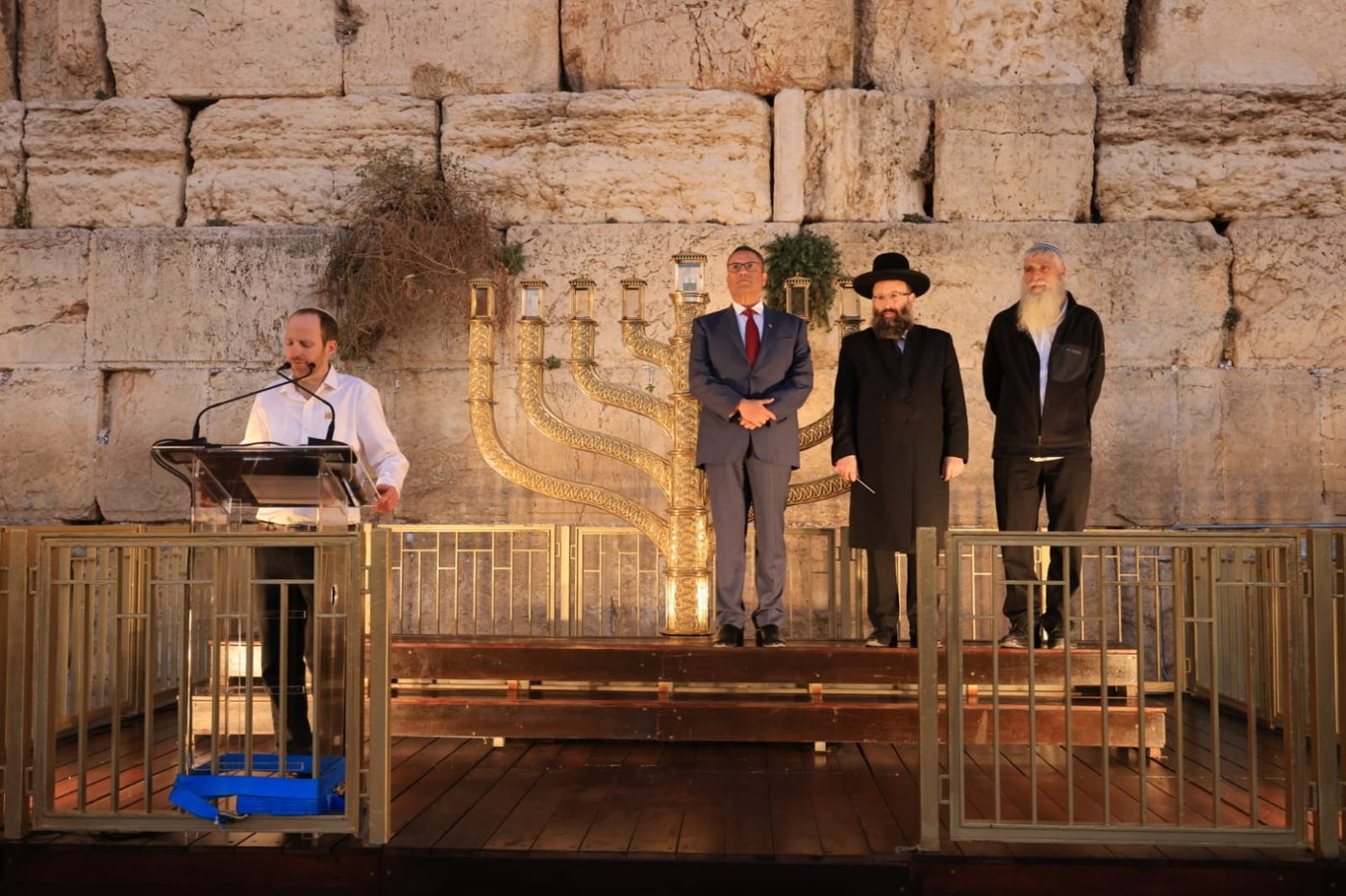 עם רבנים ואישי ציבור: הדלקת נר ראשון בכותל המערבי