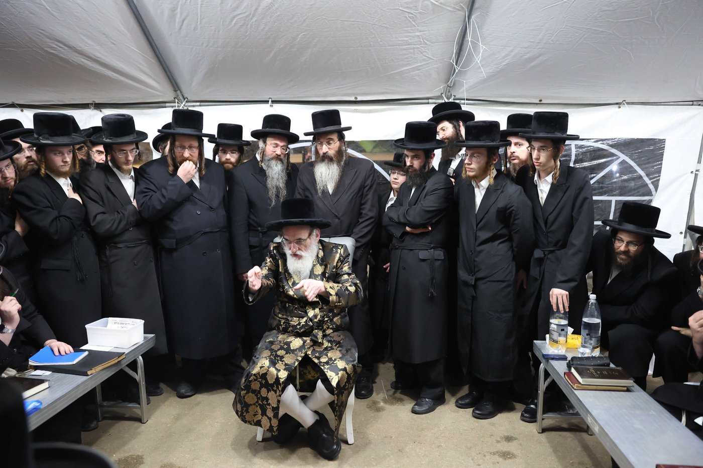 אדמו"רים ורבנים בניחום אבלים אצל משפחת דיין החסידות