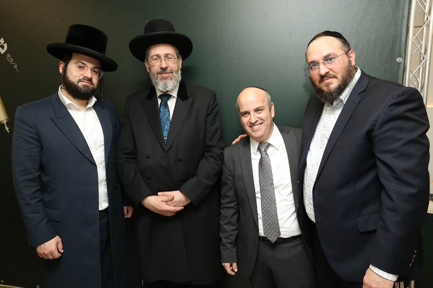 הרב הראשי הגר"ד לאו הכניס ספר תורה לרפואת רעייתו | תיעוד