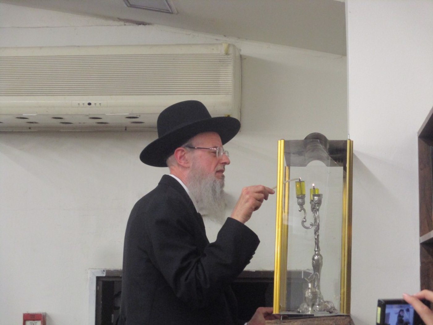 ראש ישיבת קרית מלך מסר שיעור בישיבה והדליק נר ראשון