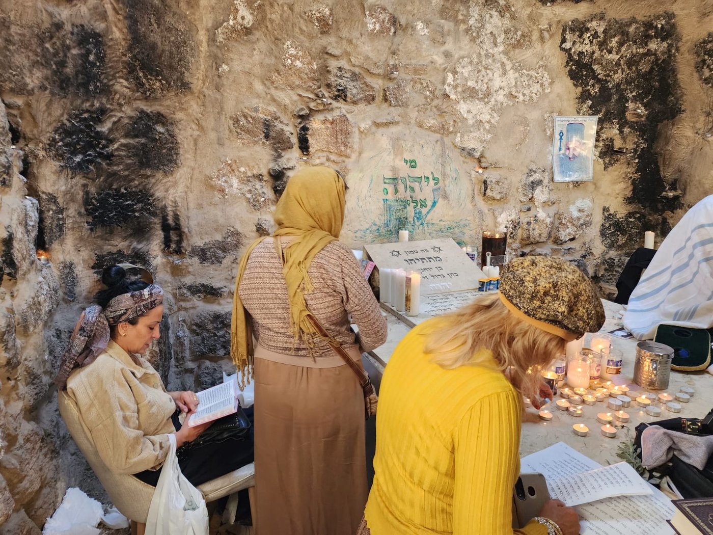 מתפללות בקבר