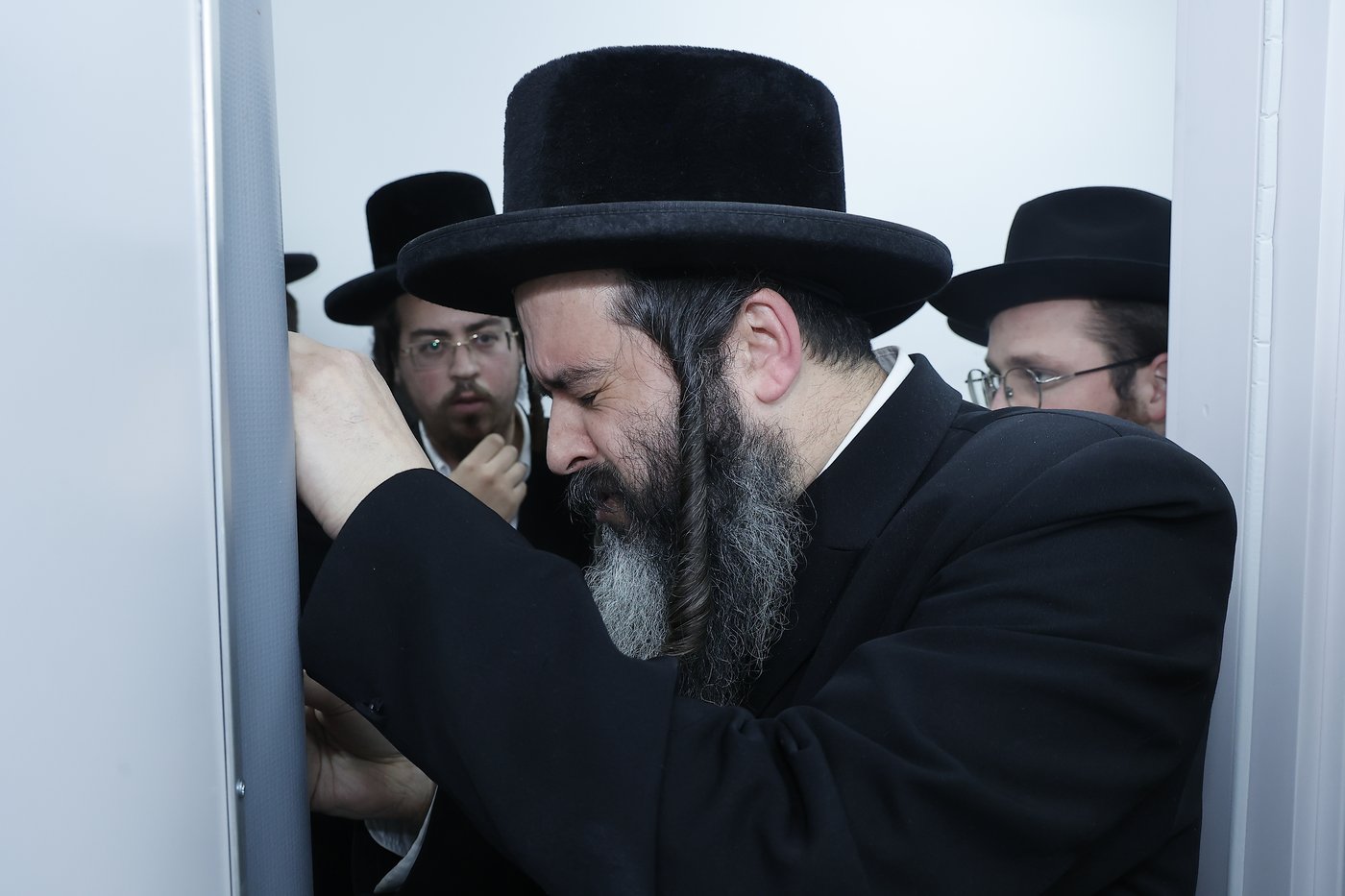 הרבי קבע מזוזה; בסווראן חנכו ישיבה חדשה