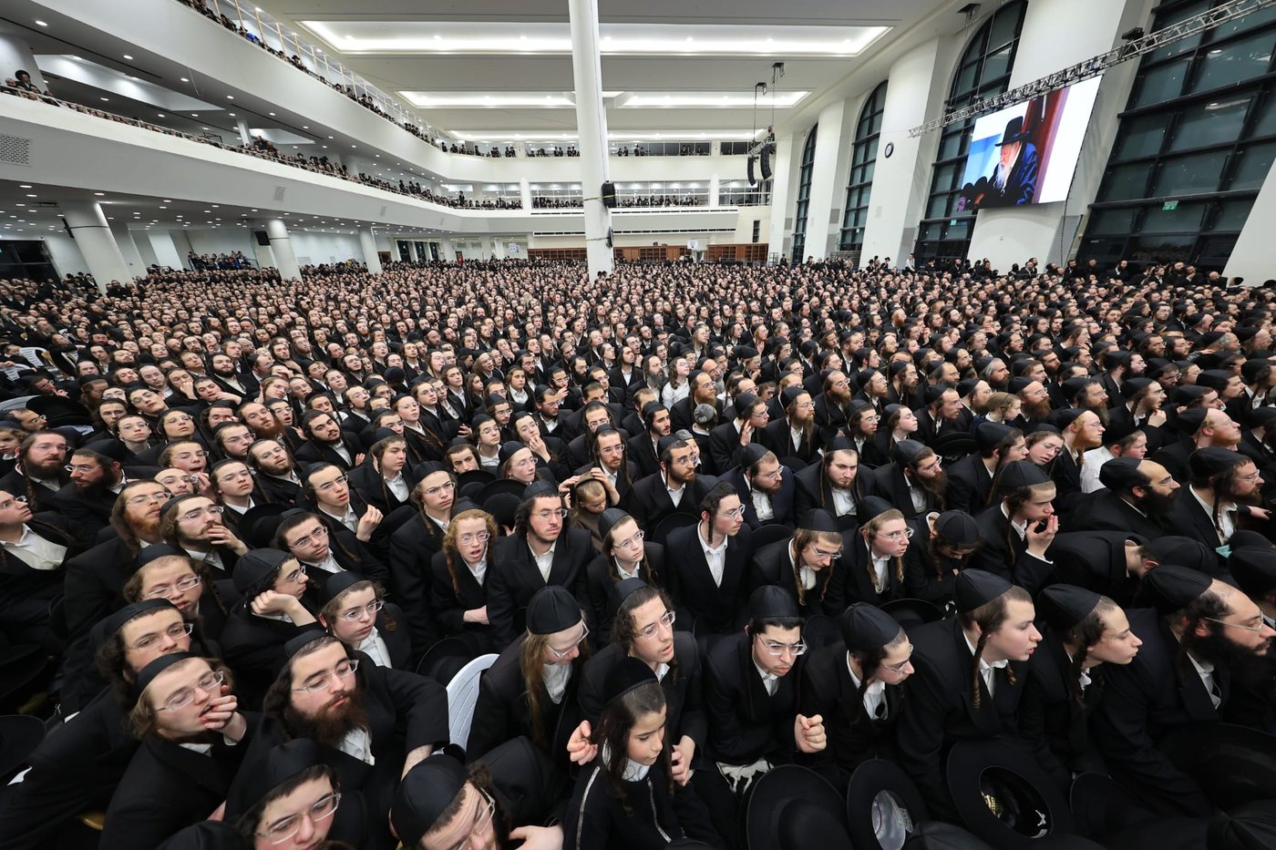 תיעוד מההיכל האדיר של גור: אלפי חסידים בהדלקת נר חמישי עם האדמו"ר