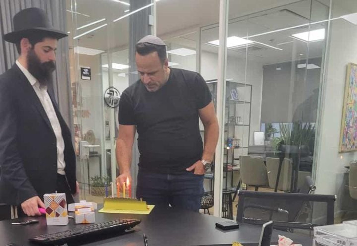 החסידים רקדו עם החיילים; הדלקות יומיות באלפי בניינים