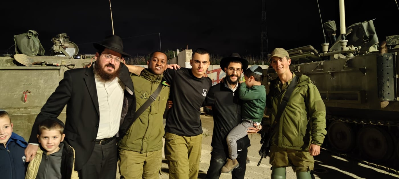 החסידים רקדו עם החיילים; הדלקות יומיות באלפי בניינים