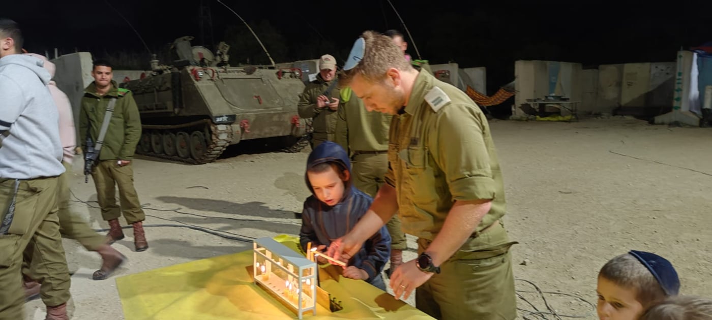 החסידים רקדו עם החיילים; הדלקות יומיות באלפי בניינים