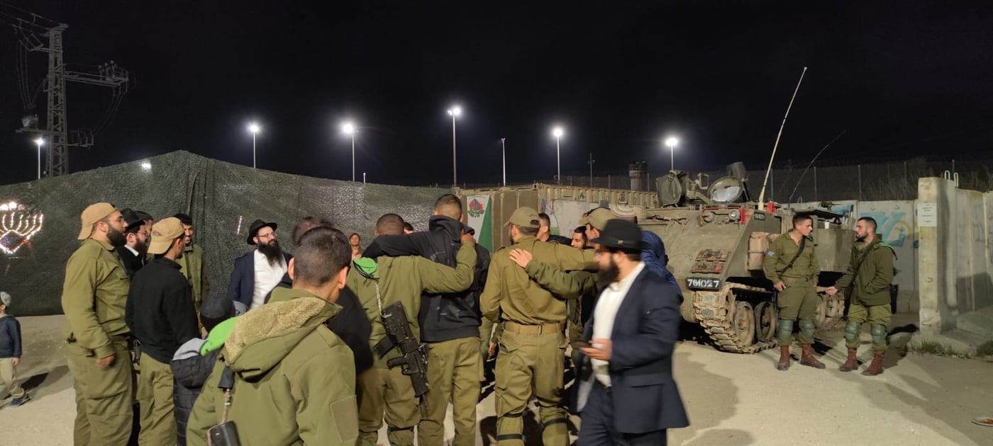 החסידים רקדו עם החיילים; הדלקות יומיות באלפי בניינים
