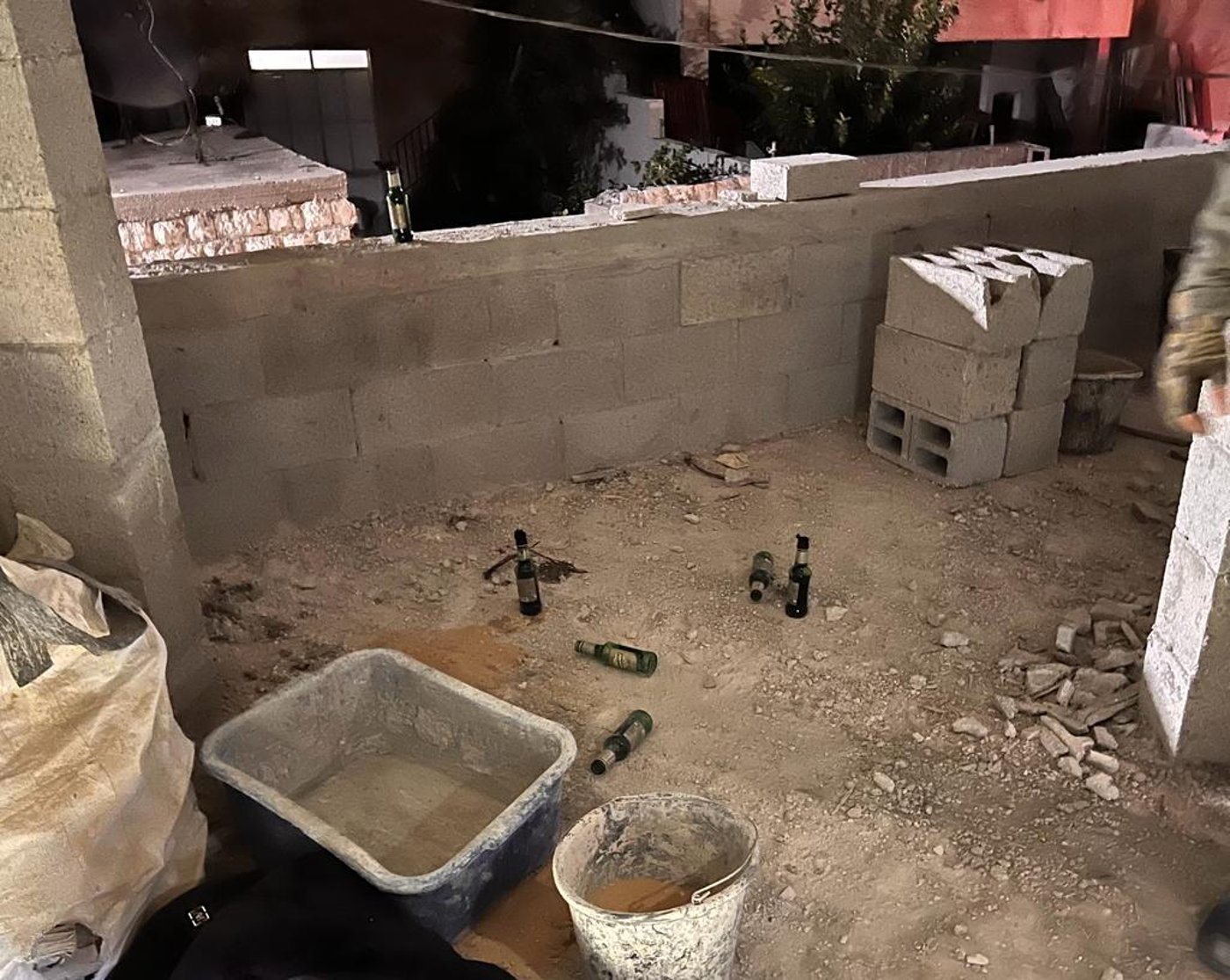 ירי בוצע לעבר שני שוטרים ונעשה ניסיון לדרוס אותם, המחבל נוטרל במקום