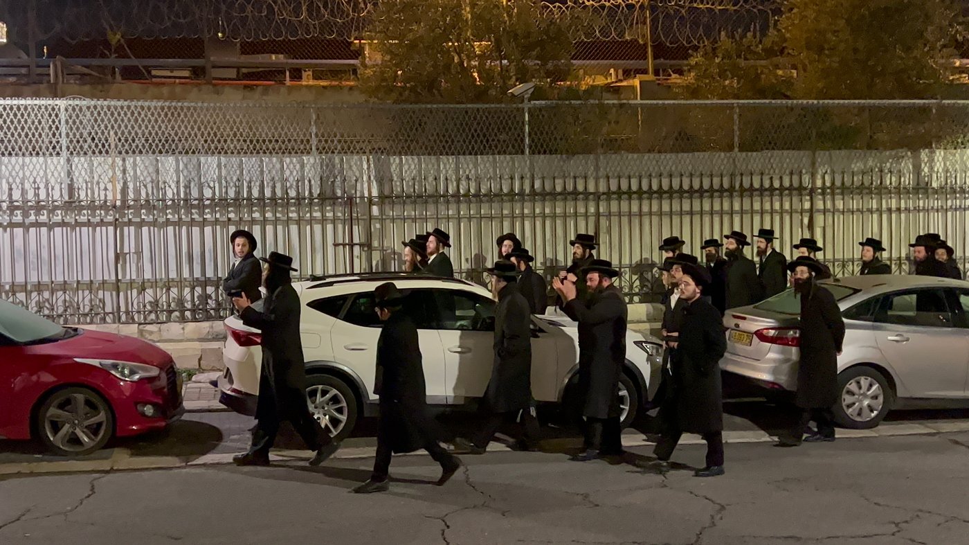 הביקור המקדים בחנות, השיחה עם הבעלים והתמונה; זו גרסת אחד העצורים