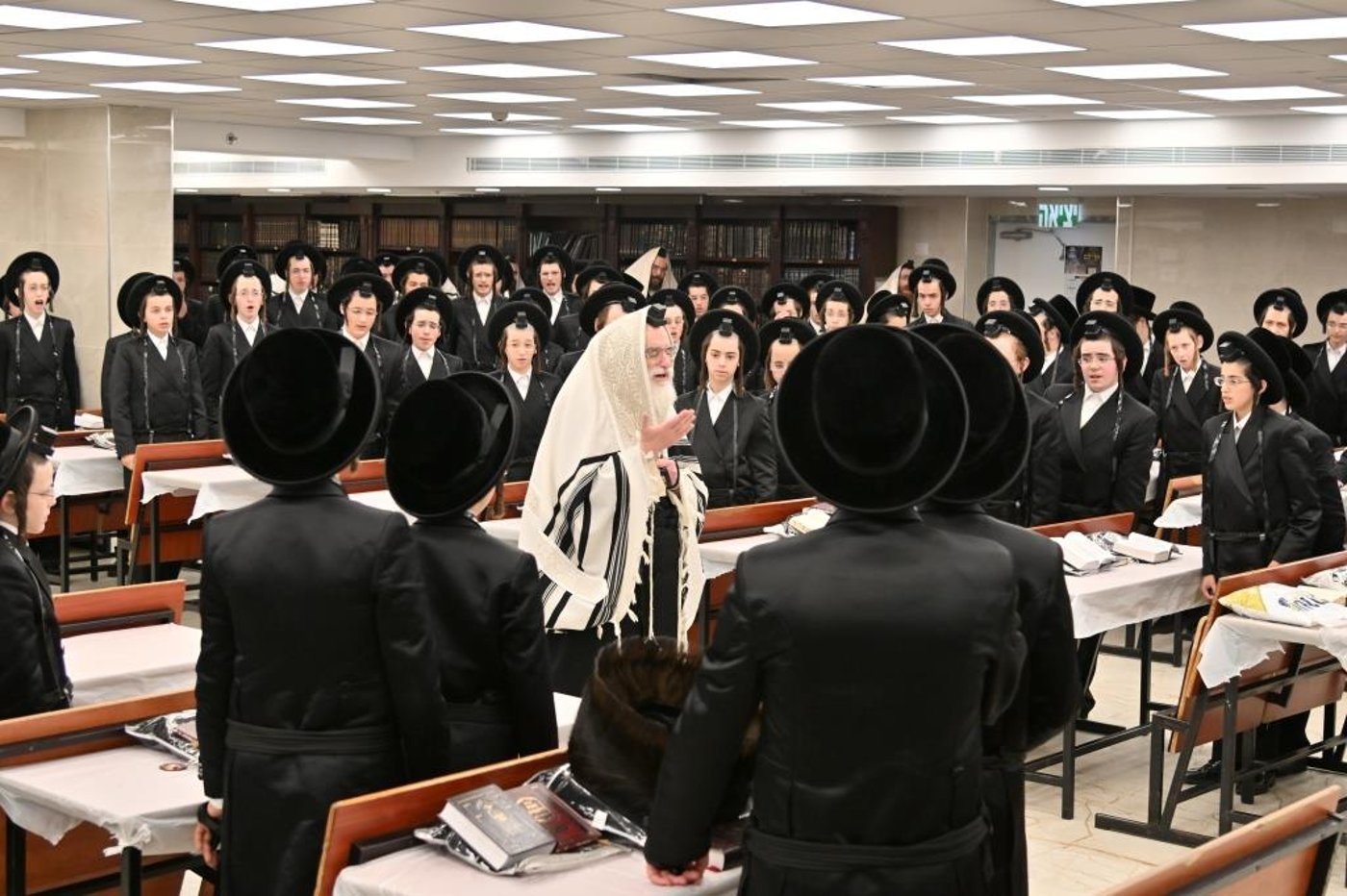 גלריה מסכמת: ימי החנוכה בחצר חסידות ויז'ניץ