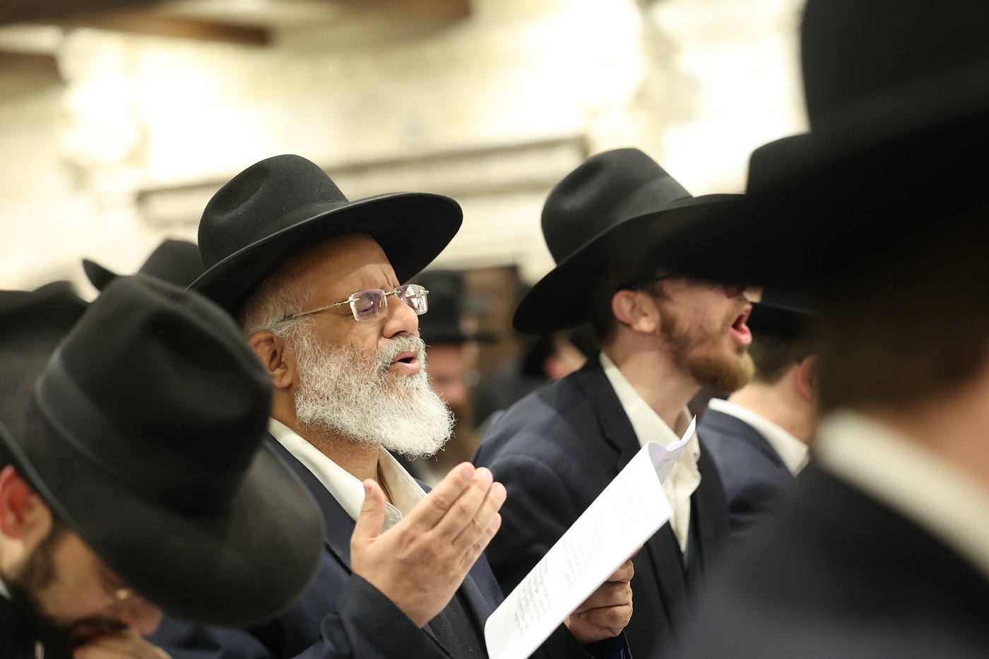 המונים העתירו במעמד "רינה של תורה" בזאת חנוכה | צפו בגלריה