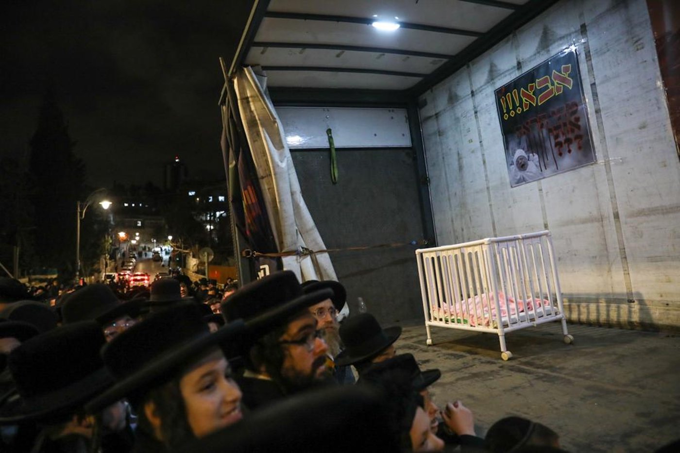 לול תינוקות וילדים בלבוש כתום: כך הפגינו הקיצונים