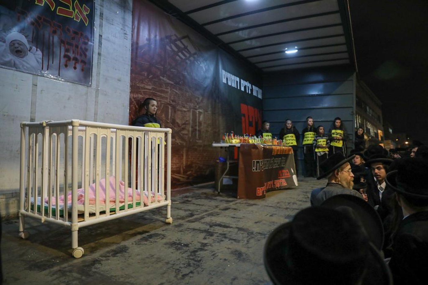 לול תינוקות וילדים בלבוש כתום: כך הפגינו הקיצונים