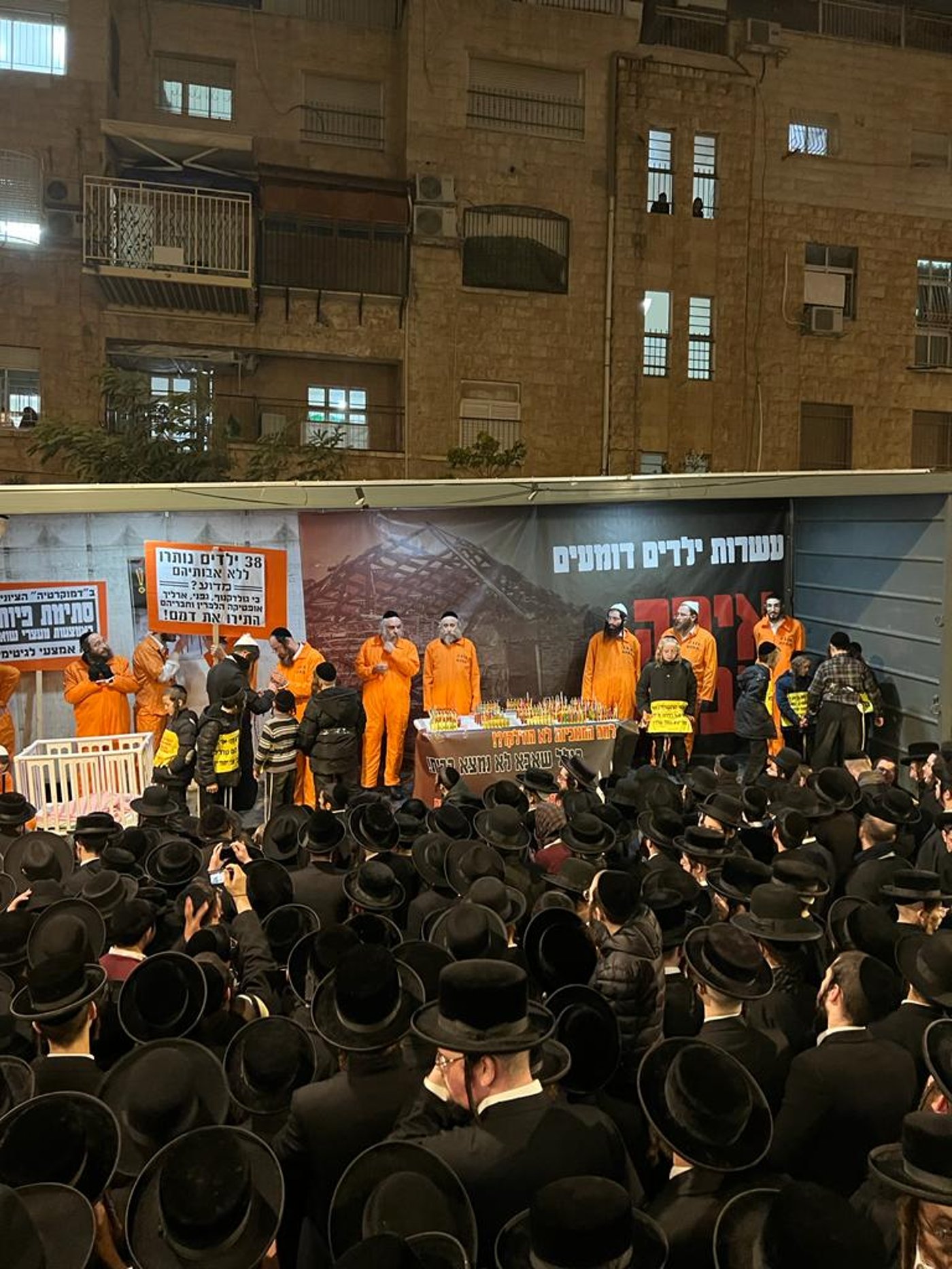 לול תינוקות וילדים בלבוש כתום: כך הפגינו הקיצונים