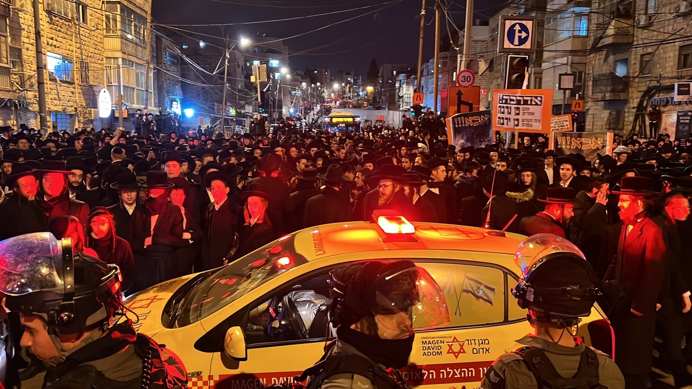 לול תינוקות וילדים בלבוש כתום: כך הפגינו הקיצונים