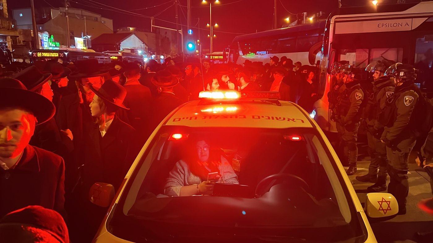 לול תינוקות וילדים בלבוש כתום: כך הפגינו הקיצונים