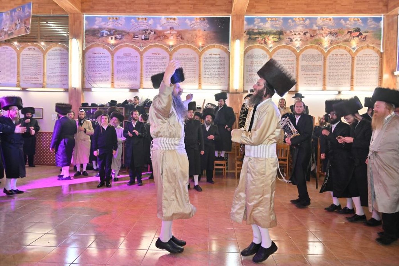 הכנסת ספר תורה בדינוב שבפולין ליד ציון ה'בני יששכר'
