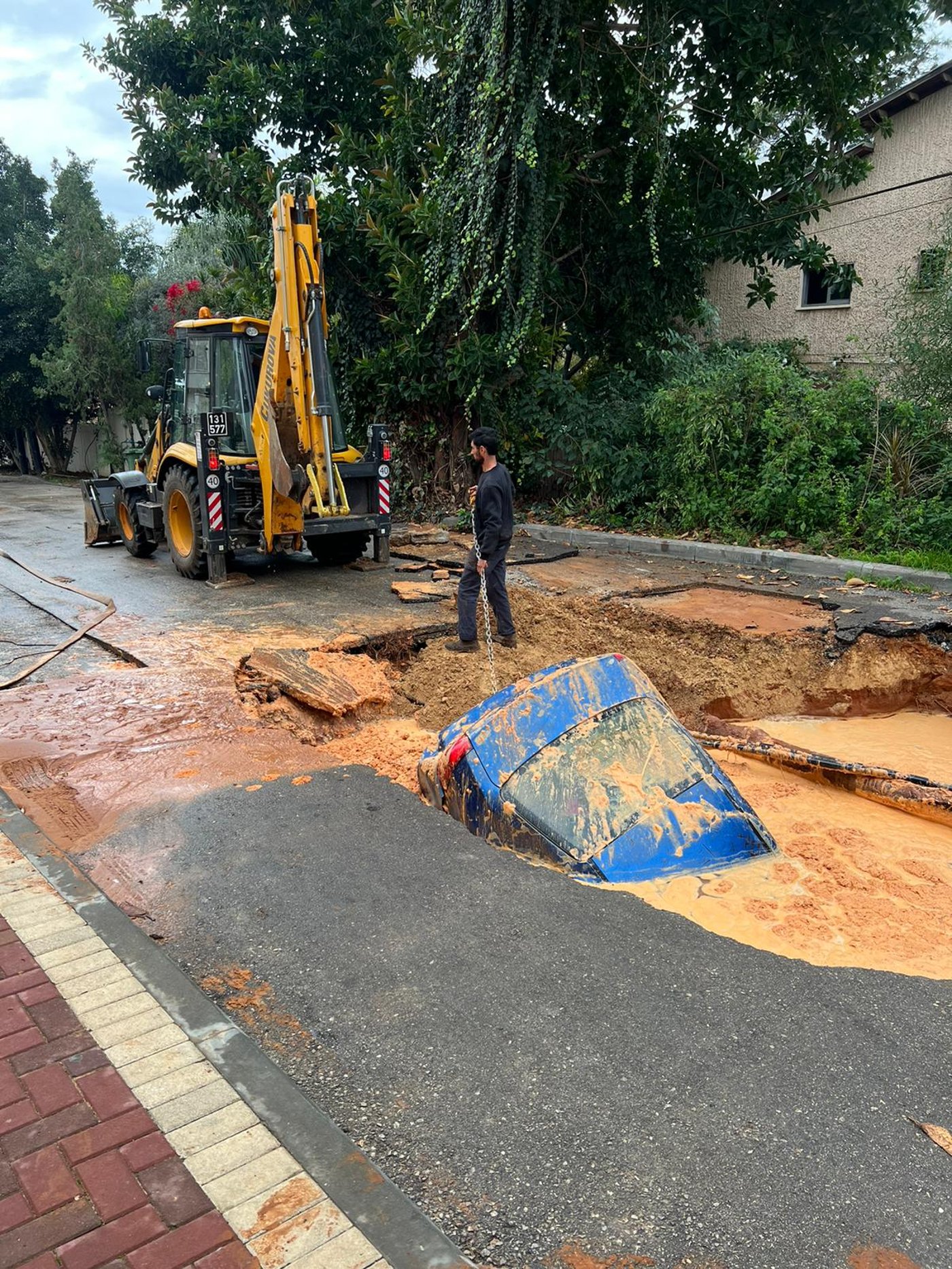 בולען נפער באמצע הכביש, הרכב שקע במהירות והנהג ניצל