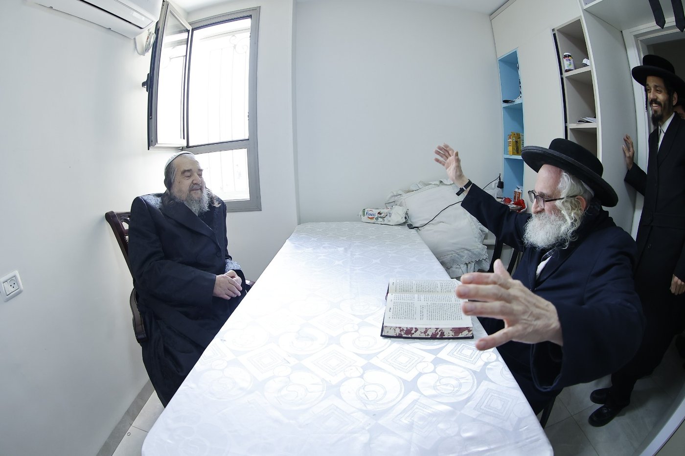 תיעוד: הגר"ש שפירא בביקור אצל הגרי"מ שכטר